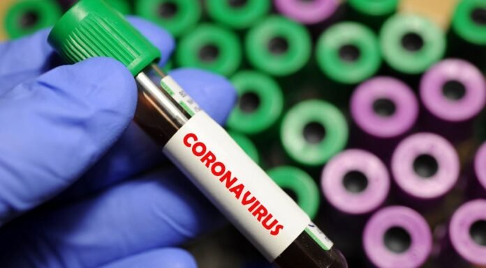 Компания, заключившая контракт с ЕС, приостановила испытания вакцины от COVID-19