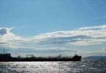 На месте аварии танкера в Азовском море обнаружили останки людей