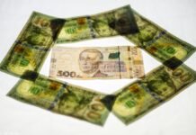 Межбанк открылся небольшим снижением курса доллара после роста