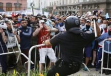 В Буэнос-Айресе прервали церемонию прощания с Марадоной из-за беспорядков
