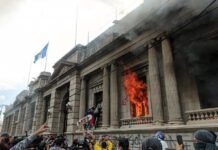 Протестующие в Гватемале подожгли здание парламента
