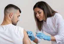В США мужчина умер после COVID-вакцинации. Полиция начала расследование