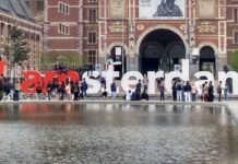 В Нидерландах полиция применила водометы против протестующих