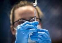 Главный инфекционист США: вакцины от COVID-19 не могут защитить от всех штаммов