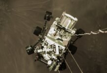 Марсоход отправил NASA первые цветные снимки