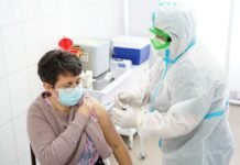 Вакцинация в Украине проводится 33 бригадами. Больше прививают женщин