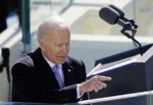 Байден заявил о “гигантских” проблемах в распространении COVID-вакцины в США