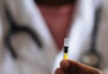 WSJ: Ученые обнаружили возможную связь вакцины AstraZeneca и тромбоэмболии