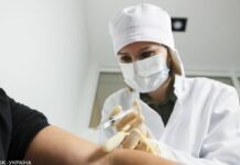 Еврокомиссия готовится начать расследование против AstraZeneca, – Politico