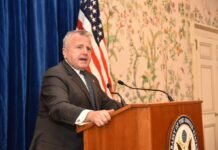 Посол США отказывается покинуть Россию, несмотря на рекомендации Кремля