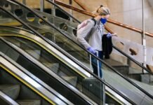Американцам советуют не ездить в Украину из-за коронавируса и конфликта с РФ