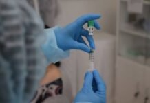 В Украине полностью вакцинировали 5 человек