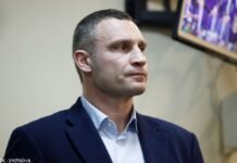Силовики пришли с обысками в дом, где живет Кличко