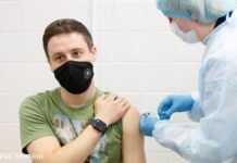 В США разрешили использование вакцины Pfizer для подростков