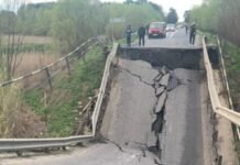 На трассе Львов-Луцк обвалился мост и заблокировал дорогу