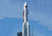 Неконтролируемая китайская ракета упала на Землю: в Китае рассказали куда