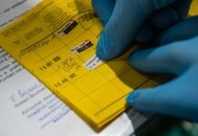 Швейцария планирует ввести обязательные COVID-паспорта для закрытых помещений