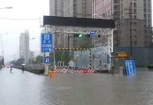 Наводнения в Китае: тысячи людей эвакуировали, десятки погибших