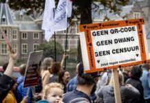 В Нидерландах устроили акцию против обязательных COVID-пропусков