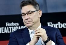 Мир может вернуться к нормальной жизни после пандемии в течение года, – глава Pfizer
