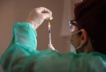 Бустерная доза Pfizer не нужна для защиты от COVID, но она улучшает иммунитет
