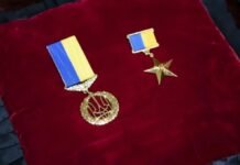 Зеленский присвоил звание Героя двум погибшим защитникам Украины
