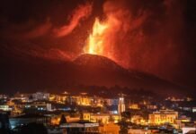 На Канарах усилилось извержение вулкана. Лава разрушила более 1000 домов