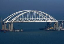 Из-за сильного ветра в Керченском проливе приостановлено судоходство