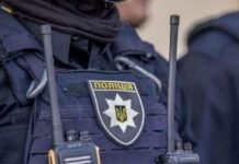 В Киеве нарушитель ПДД напал на патрульного: полицейского прооперировали