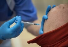 Во Франции 10 миллионов человек получили бустерную дозу COVID-вакцины