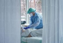 В Греции четвертый день подряд рекордное число заболевших коронавирусом из-за “Омикрона”