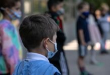В Британии школьников обязали после каникул носить маски из-за “Омикрона”