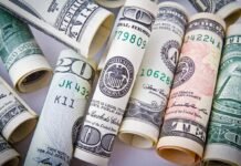 Курс доллара падает второй день подряд после достижения годового максимума