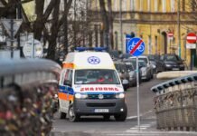 Пытаются спасти глаз: в Польше украинцу попали петардой в лицо