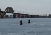 В Днепре двое подростков провалились под лед: один утонул