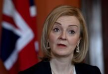 Россия должна отойти от бездны и отвести войска от Украины, – Трасс