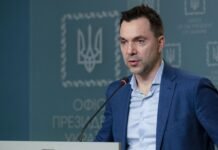 Оккупанты намерены провести колонны украинских военнопленных на параде 9 мая, – Арестович