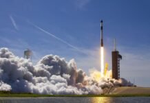 SpaceX отправила туристический рейс на МКС. Первый в истории