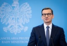 “Чего добились? Вы бы вели переговоры с Гитлером?”. Моравецкий раскритиковал Макрона