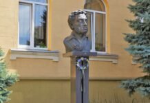 В Мукачево демонтировали бюст и мемориальную доску Пушкину