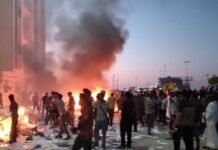 В Ливии протестующие взяли штурмом и подожгли здание парламента