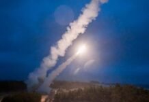 Россияне обстреляли Никопольский район: людей просят оставаться в укрытиях
