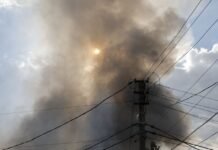 После громких взрывов в Николаеве начался пожар, есть перебои с электричеством