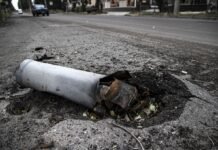 Дом за домом. Российская армия обстрелами уничтожает Бахмут (видео)