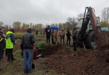 В Харьковской области началась эксгумация массового захоронения военных (фото)