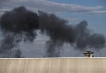 В Днепре прогремели взрывы: над городом поднимается дым