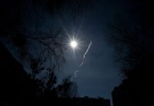 Войска РФ обстреляли жилой квартал в Запорожье