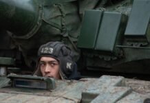 Пьют воду из луж, пока их берут в окружение. Оккупанты снова жалуются друзьям, – перехват