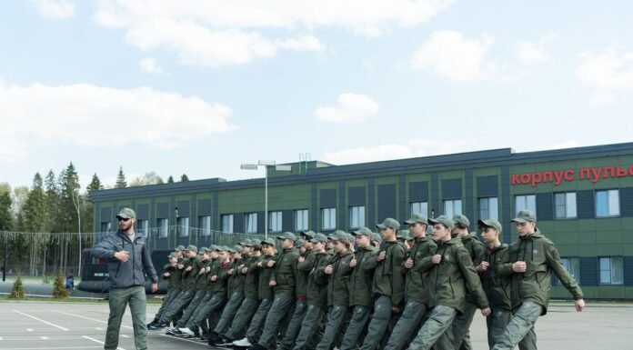 РФ для школьников в оккупации утвердила униформу в стиле послевоенных времен, — ЦНС