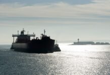 Протока знову закрита? Провал переговорів США та Ірану змусив судна розвернутися